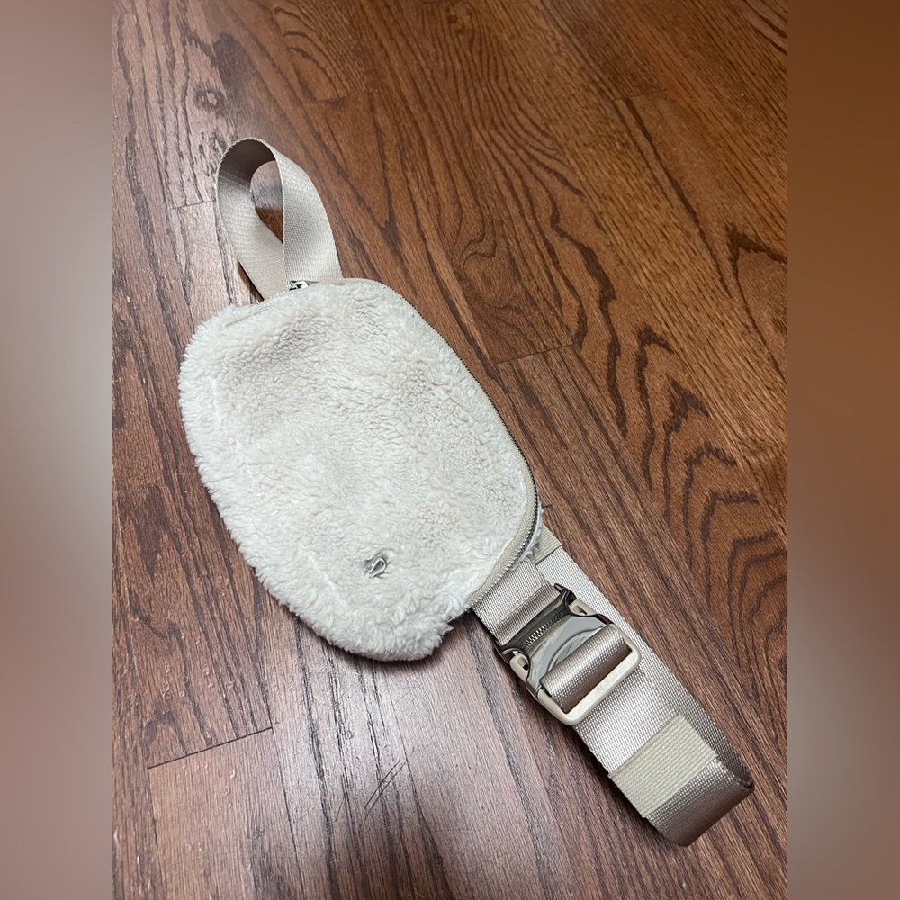 Lululemon beige Sherpa everywhere belt bag